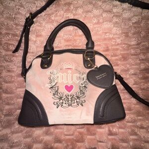 Juicy Couture Bag Pink Diamond
HERITAGE SATCHEL Velour and Faux leather